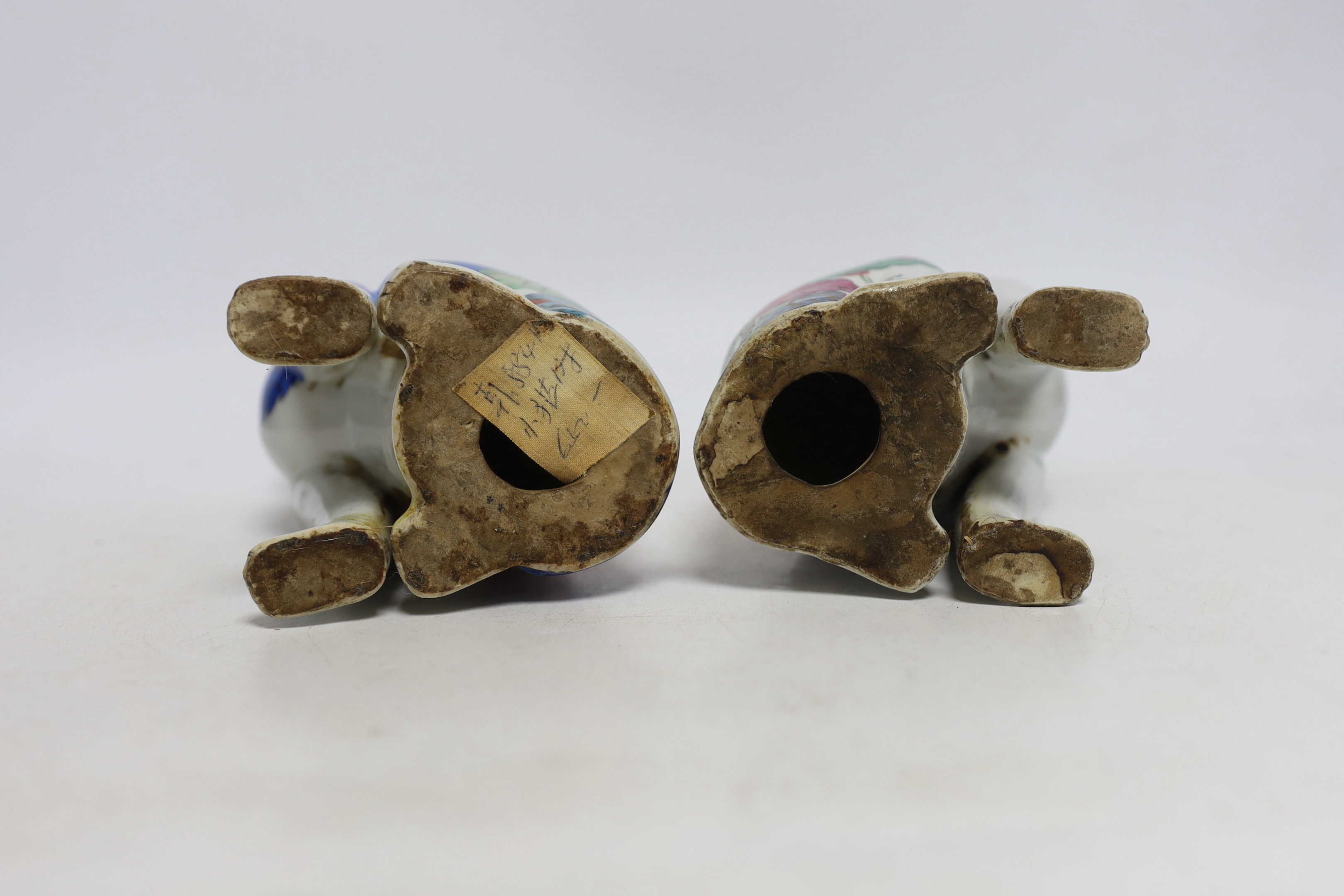 A pair of early 20th century Chinese porcelain ‘tobacco leaf’ figures of cats, 21cm